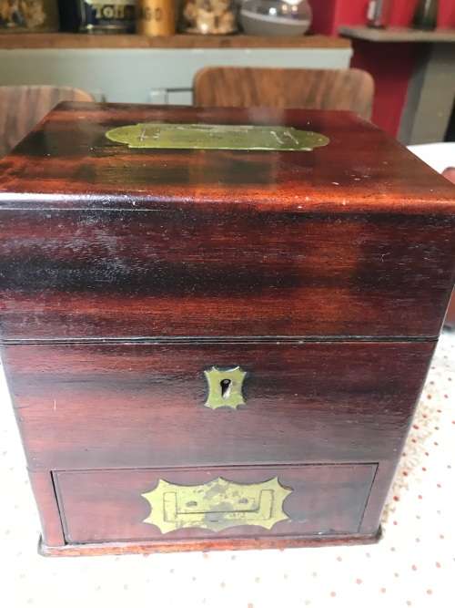 RARE VICTORIAN MAHOGANY MEDICINE BOX WITH CONTENTS ( box closed 20 x 18 x 16 cm )