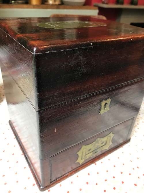 RARE VICTORIAN MAHOGANY MEDICINE BOX WITH CONTENTS ( box closed 20 x 18 x 16 cm )