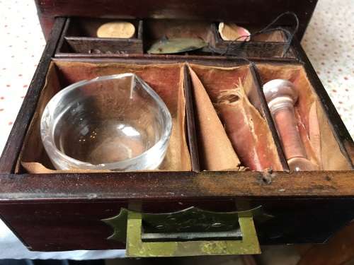 RARE VICTORIAN MAHOGANY MEDICINE BOX WITH CONTENTS ( box closed 20 x 18 x 16 cm )