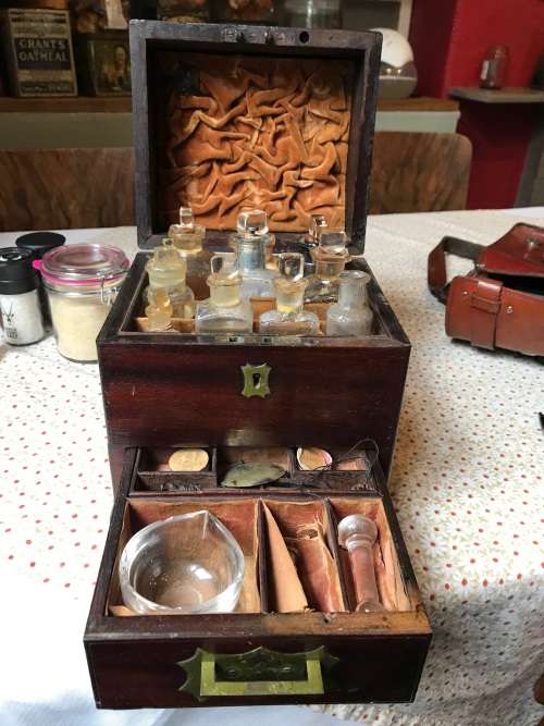 RARE VICTORIAN MAHOGANY MEDICINE BOX WITH CONTENTS ( box closed 20 x 18 x 16 cm )