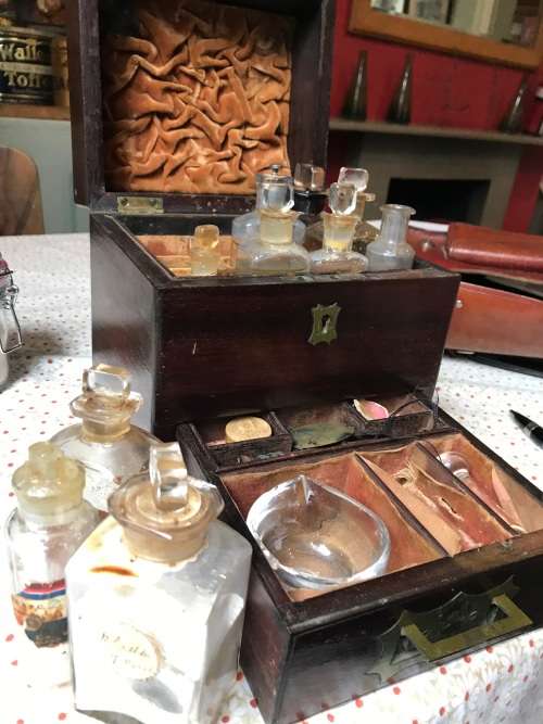 RARE VICTORIAN MAHOGANY MEDICINE BOX WITH CONTENTS ( box closed 20 x 18 x 16 cm )