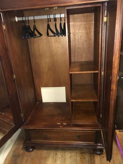 VINTAGE MAHOGANY CUPBOARD IN GOOD CONDITION ( 196 X 113 X 66 CM )