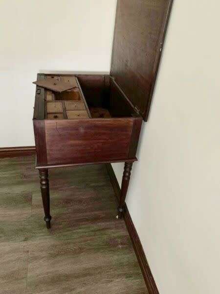 VICTORIAN MAHOGANY WORKTABLE IN GOOD CONDITION ( 77 x 74 x 54 cm )