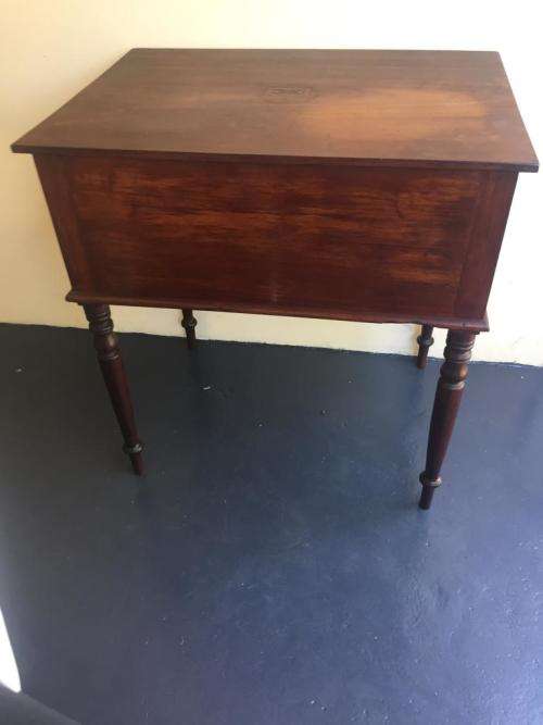 VICTORIAN MAHOGANY WORKTABLE IN GOOD CONDITION ( 77 x 74 x 54 cm )