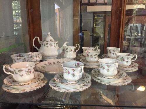 ROYAL ALBERT WINSOME TEASET ( 29 PC ) IN GOOD CONDITION