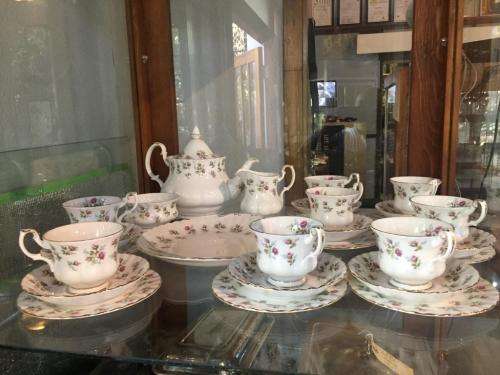 ROYAL ALBERT WINSOME TEASET ( 29 PC ) IN GOOD CONDITION