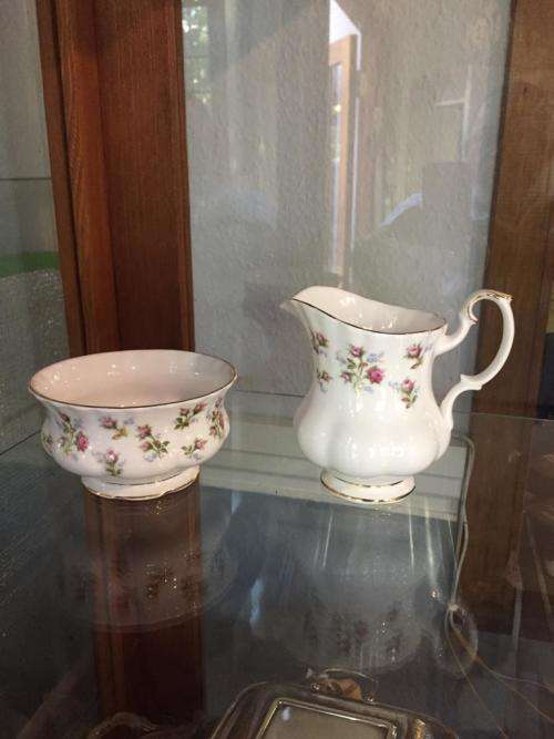 ROYAL ALBERT WINSOME TEASET ( 29 PC ) IN GOOD CONDITION