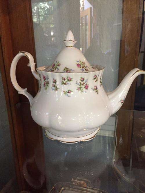 ROYAL ALBERT WINSOME TEASET ( 29 PC ) IN GOOD CONDITION