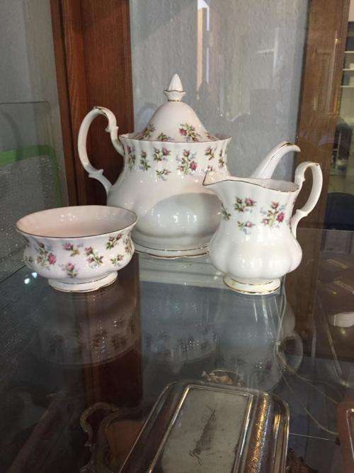 ROYAL ALBERT WINSOME TEASET ( 29 PC ) IN GOOD CONDITION