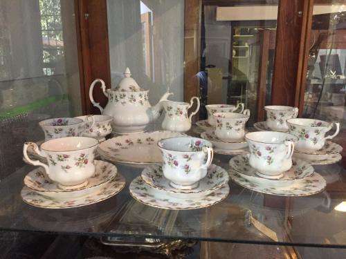 ROYAL ALBERT WINSOME TEASET ( 29 PC ) IN GOOD CONDITION