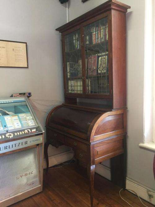 BEAUTIFUL WALNUT BUREAU BOOKCASE WITH LEADGLASS DOORS CIRCA 1890 ( 230 x 121 x 62 cm )
