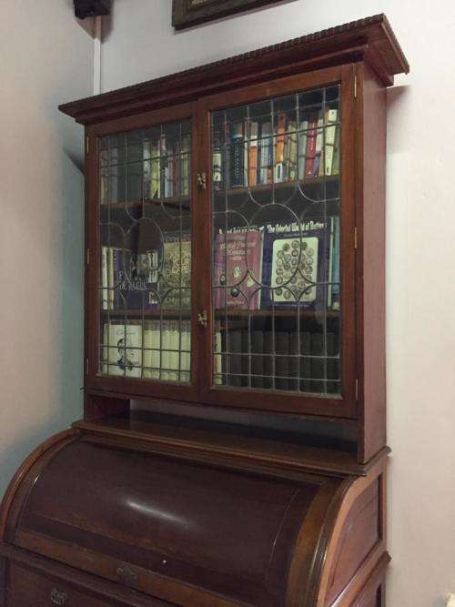 BEAUTIFUL WALNUT BUREAU BOOKCASE WITH LEADGLASS DOORS CIRCA 1890 ( 230 x 121 x 62 cm )