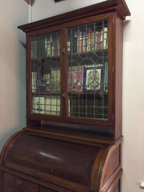BEAUTIFUL WALNUT BUREAU BOOKCASE WITH LEADGLASS DOORS CIRCA 1890 ( 230 x 121 x 62 cm )