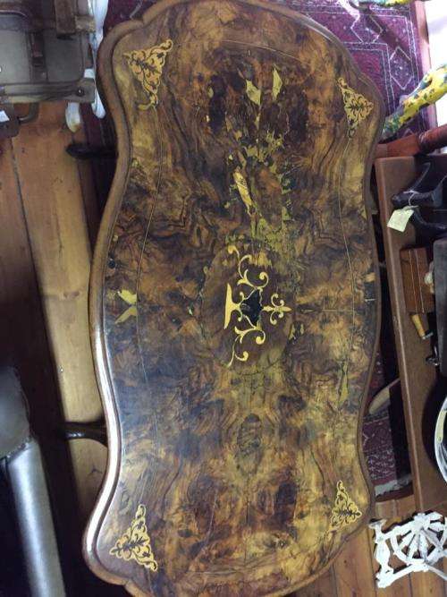 Victorian Burr Walnut Kidney Table circa 1880 ( 95 x 50 x 70 cm )
