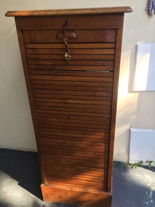 BEAUTIFUL OAK ROLLDOOR FILING CABINET IN GOOD CONDITION
