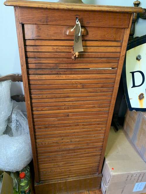 BEAUTIFUL OAK ROLLDOOR FILING CABINET IN GOOD CONDITION