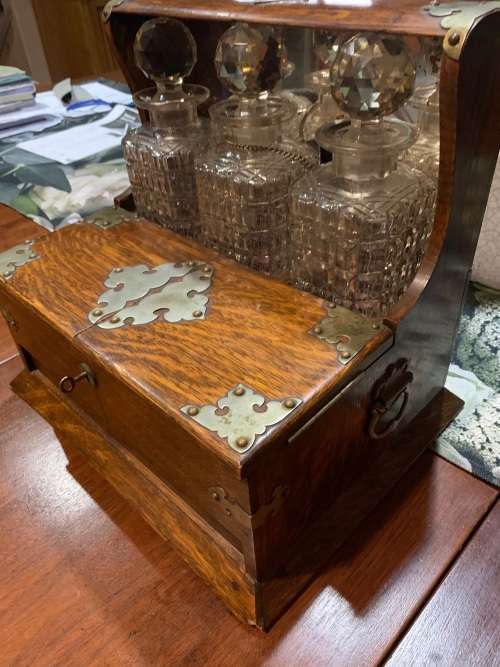Beautiful Victorian Oak Tantalus in good condition circa 1890