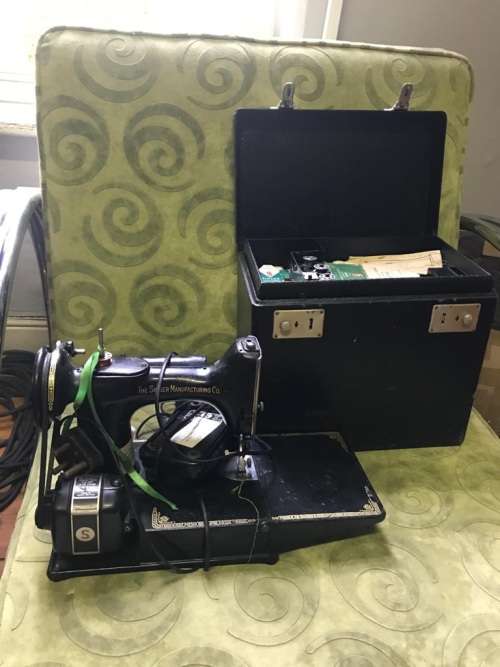 Rare Miniature Singer Machine Salesman Sample in original box ( Working )33 x 30 x 20 cm