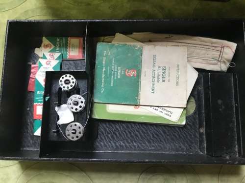 Rare Miniature Singer Machine Salesman Sample in original box ( Working )33 x 30 x 20 cm