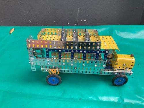 Meccano Bus and Racecar ( 30 x 36 cm )