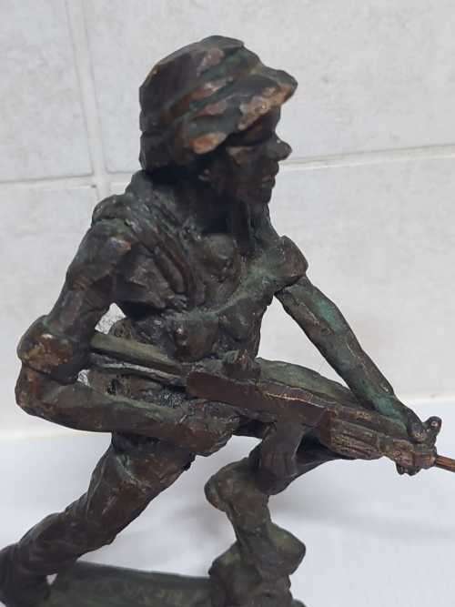 Rare Bronze of South African Soldier ( 17 x 16 x 6 cm )