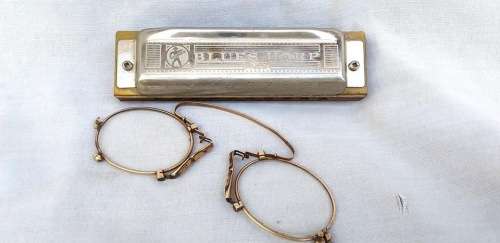 Hohner Blues Harp Harmonica plus Stand ( 10 x 3 x 2 cm , 17 x 14 x 14 cm )