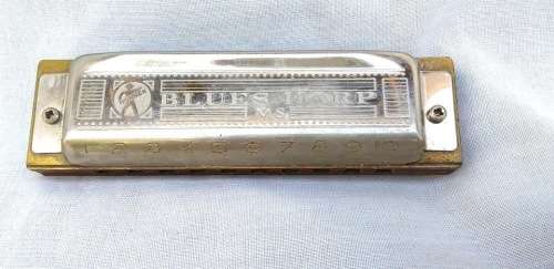 Hohner Blues Harp Harmonica plus Stand ( 10 x 3 x 2 cm , 17 x 14 x 14 cm )
