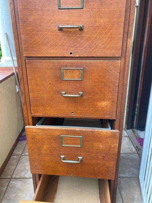Vintage Oak Filing Cabinet by Yawman & Free , New York ( 141 x 53 x 71 cm )