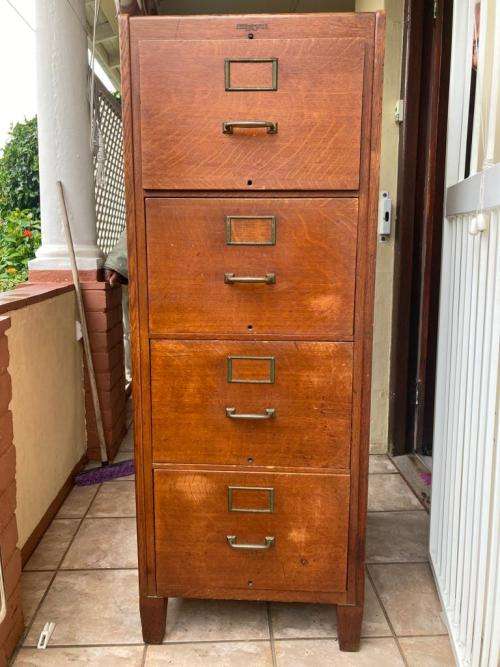 Vintage Oak Filing Cabinet by Yawman & Free , New York ( 141 x 53 x 71 cm )