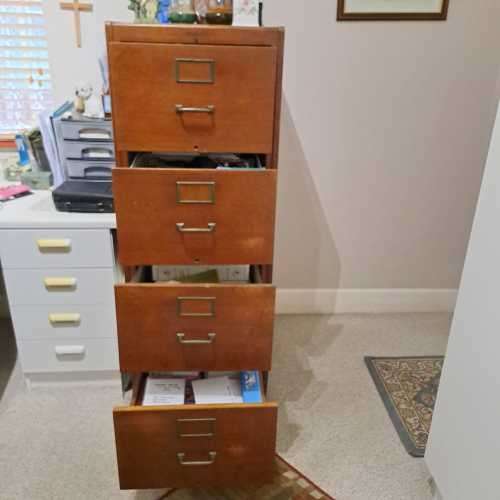 Vintage Oak Filing Cabinet by Yawman & Free , New York ( 141 x 53 x 71 cm )