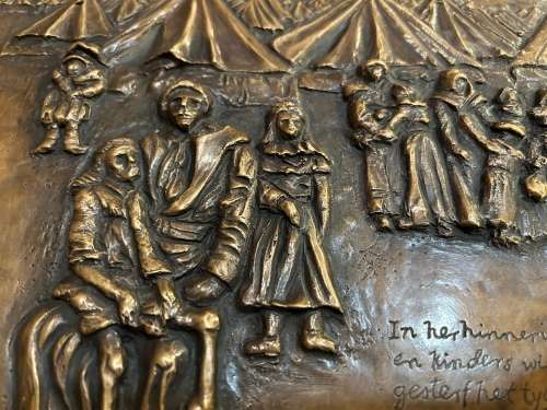 Boer War :Bronze Plaque  Ter Herinnering aan Vroue en Kinders wat in Konsentrasiekampe gesterf het