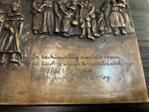Boer War :Bronze Plaque  Ter Herinnering aan Vroue en Kinders wat in Konsentrasiekampe gesterf het