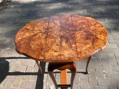 Beautifull Burr Walnut Gateleg Table ( 67 x 25 x 61cm closed , 67 x 75 x 61 cm open )