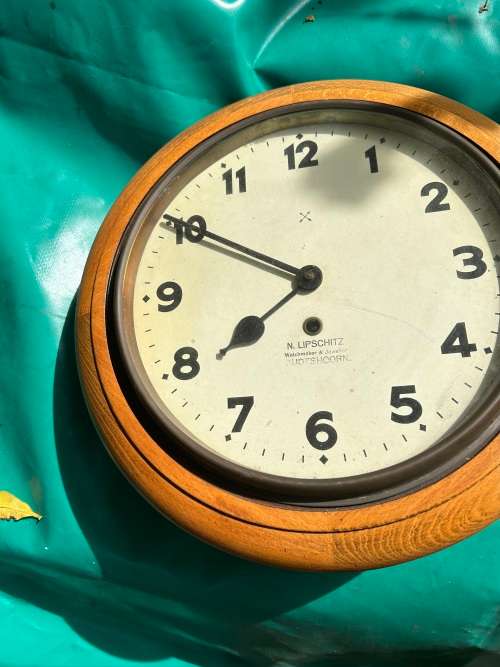 Oak Cased Station Clock ( N. Lipschitz, Oudshoorn, 35 cm Diameter )