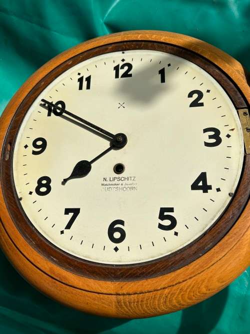 Oak Cased Station Clock ( N. Lipschitz, Oudshoorn, 35 cm Diameter )
