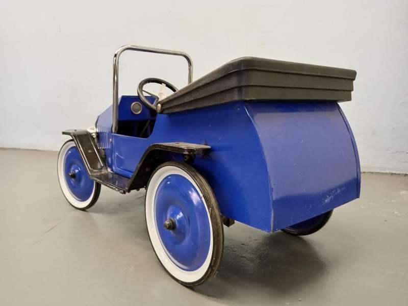 Vintage Metal Pedal Car ( 96 x 46 x 43 cm )