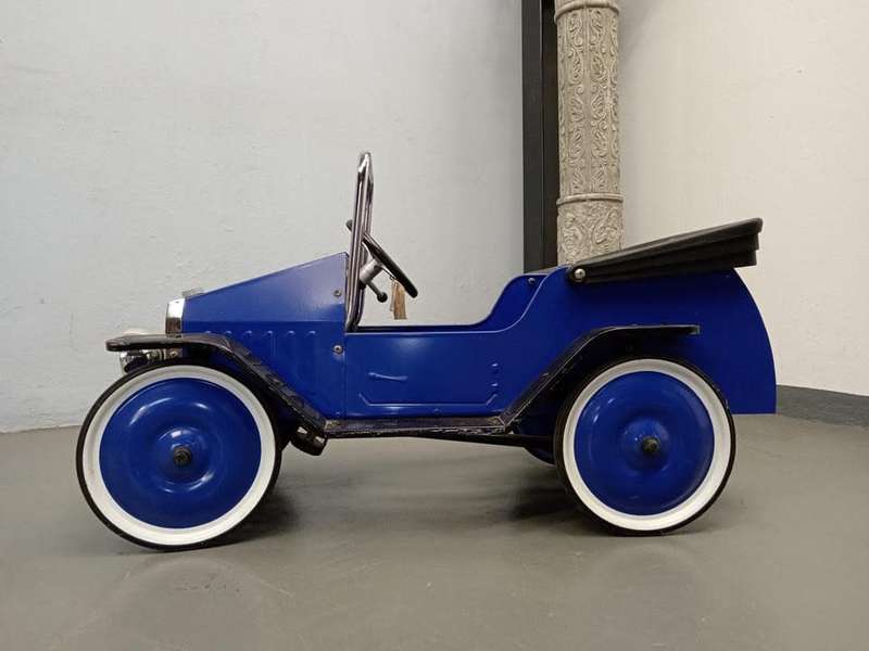 Vintage Metal Pedal Car ( 96 x 46 x 43 cm )