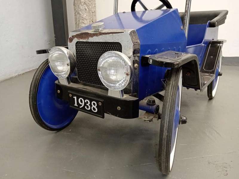 Vintage Metal Pedal Car ( 96 x 46 x 43 cm )