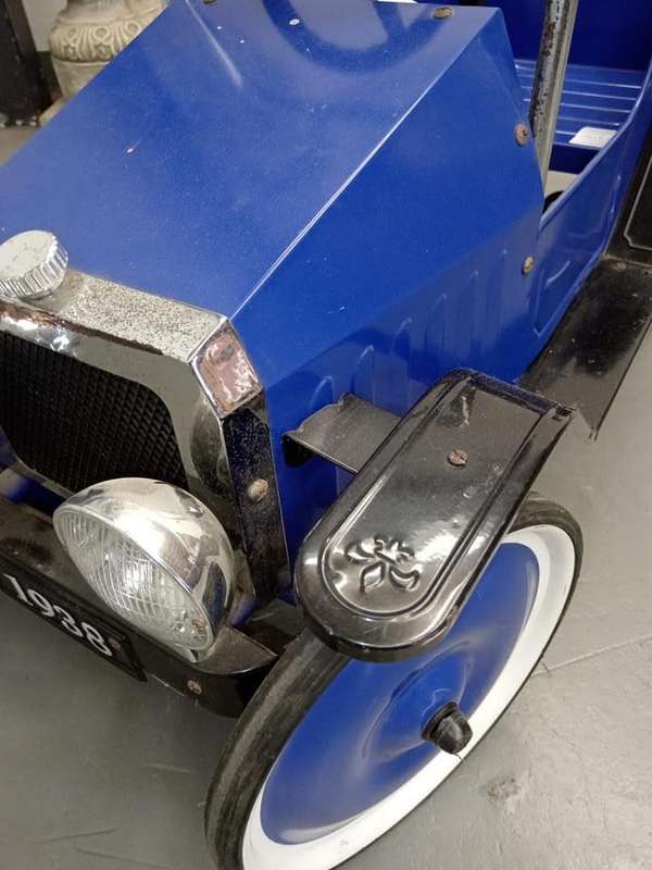 Vintage Metal Pedal Car ( 96 x 46 x 43 cm )