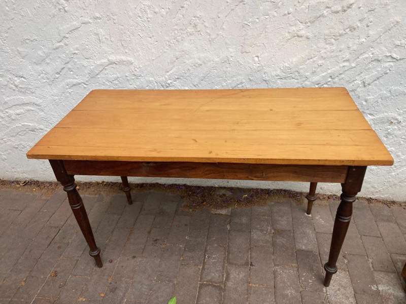Cape Yellowood And Stinkwood Table ( 127 x 64 x 74 cm )