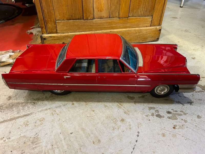 Huge Japanese Tinplate Cadillac in good condition ( 64 cm )