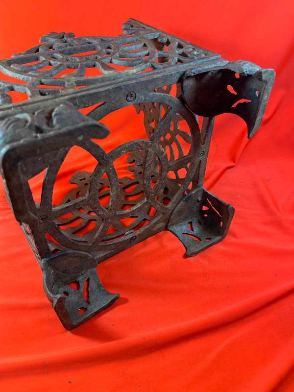 Vintage Cast Iron Planter ( 23 x 23 x 23 cm )