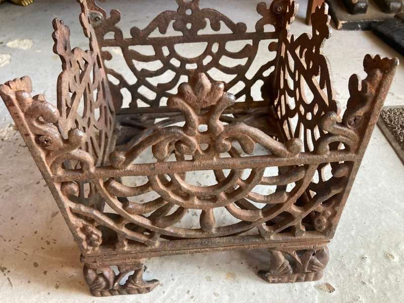 Vintage Cast Iron Planter ( 23 x 23 x 23 cm )