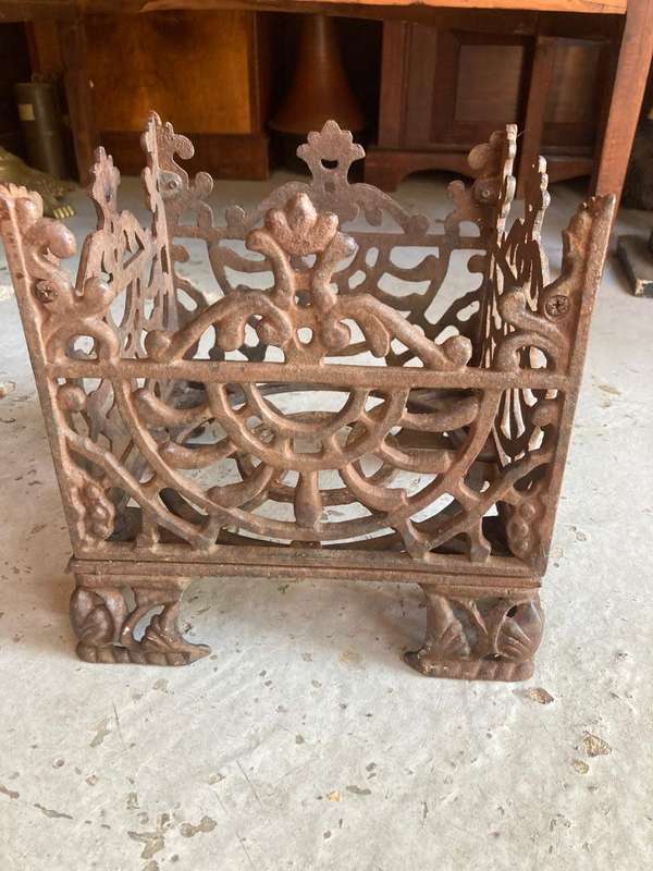 Vintage Cast Iron Planter ( 23 x 23 x 23 cm )