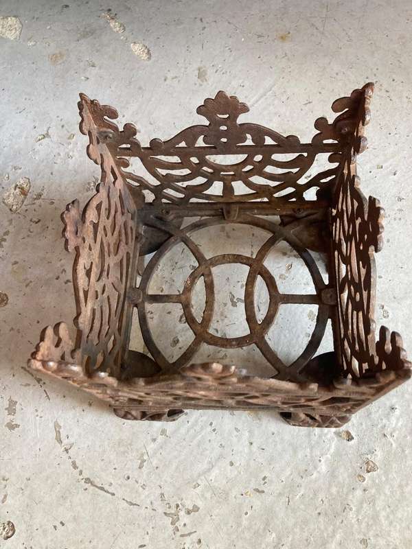 Vintage Cast Iron Planter ( 23 x 23 x 23 cm )