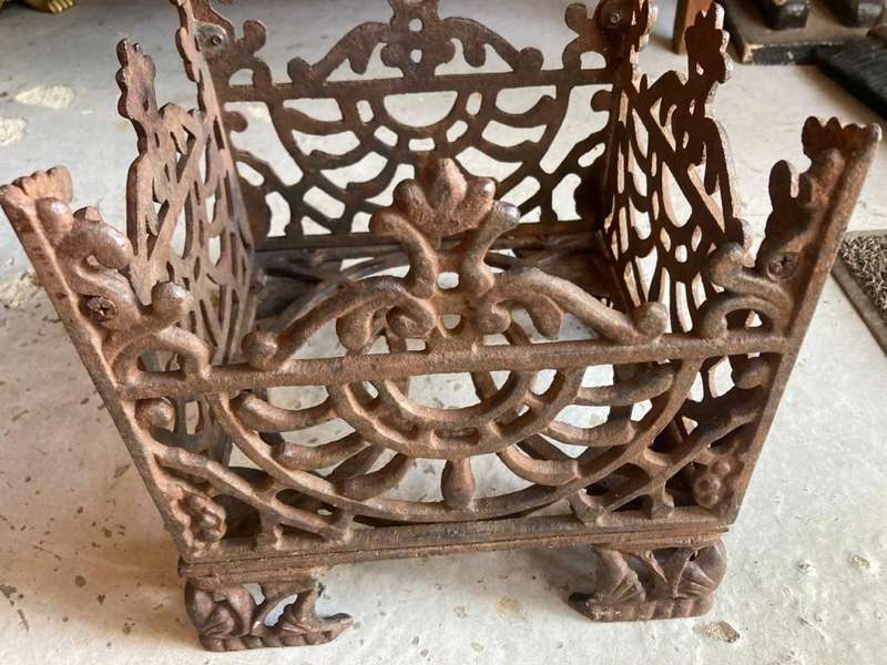Vintage Cast Iron Planter ( 23 x 23 x 23 cm )