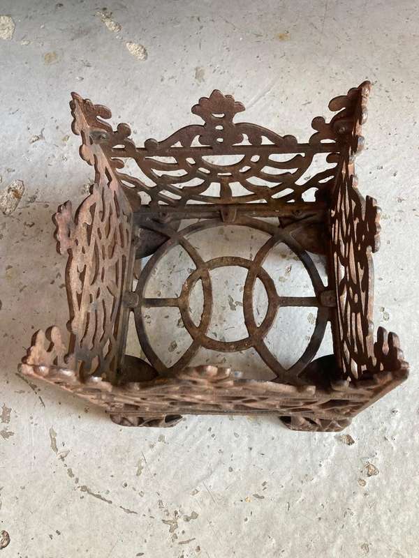 Vintage Cast Iron Planter ( 23 x 23 x 23 cm )