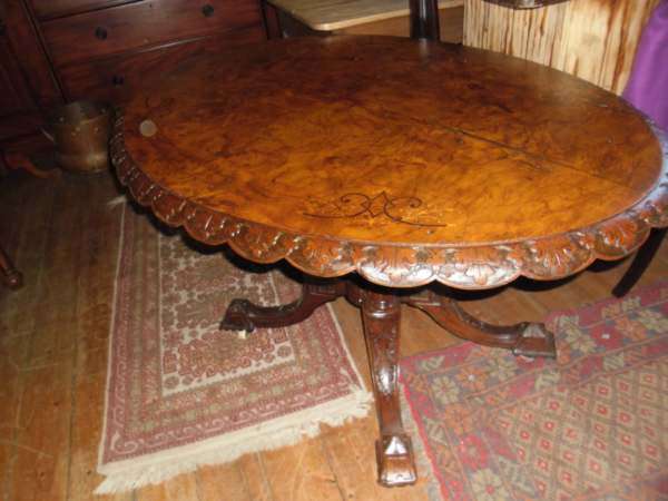 VICTORIAN BURR WALLNUT LOO TABLE ( 134 X 95 X 70 CM)