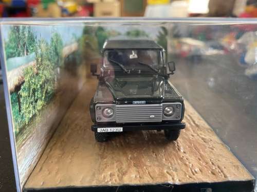 James bond toy car ( Land Rover)