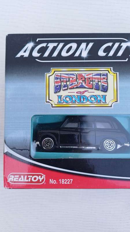 Transportation: Streets of London Taxi & Bus Die Cast set made by Realtoy